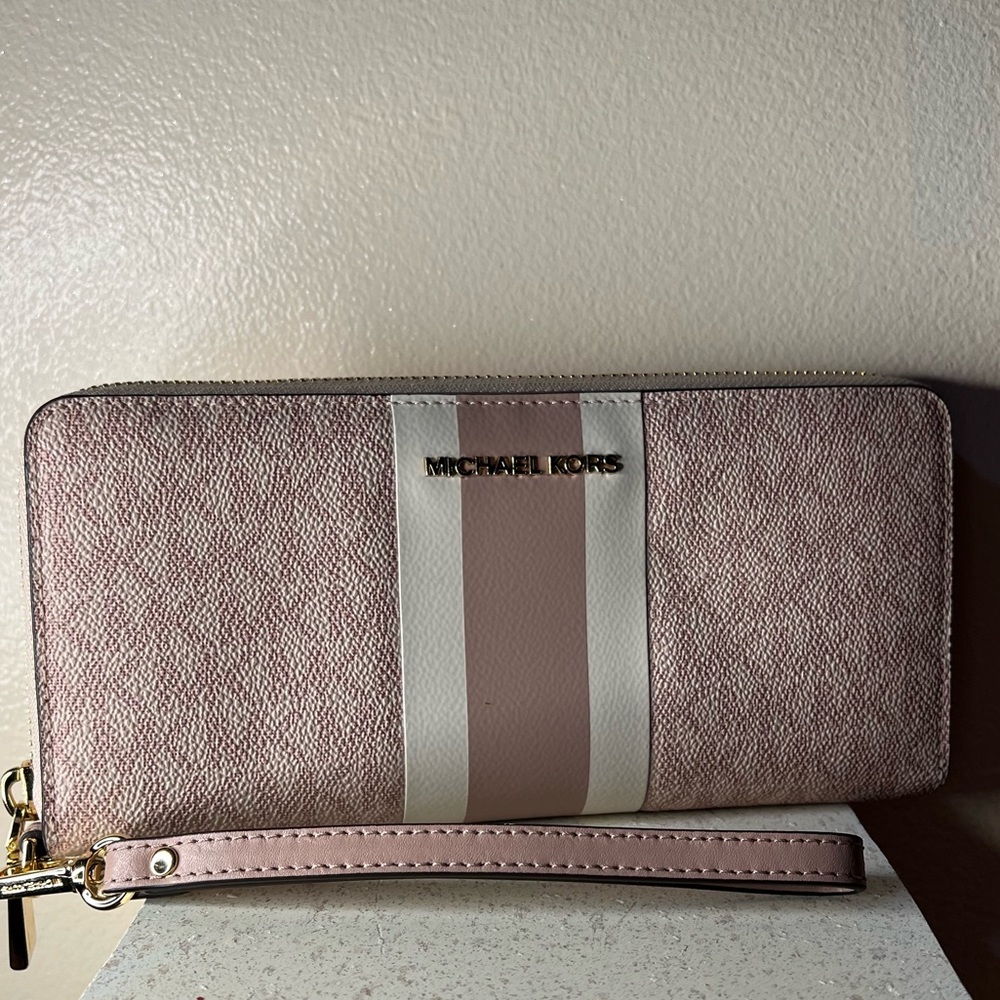 Gorgeous Michael Kors Wrislet